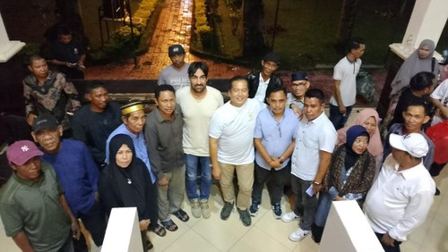 Gubernur NTB terpilih, Lalu Muhammad Iqbal, mengadakan pertemuan dengan pelaku wisata dan masyarakat di Lakey Peak, Kecamatan Hu’u, Dompu. (Tim Iqbal-Dinda)