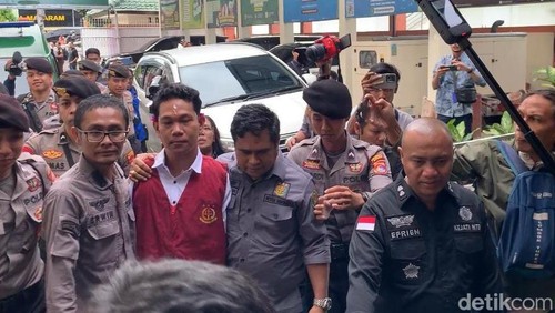 I Wayan Agus Suartama alias IWAS dikawal ketat saat tiba di Pengadilan Negeri (PN) Mataram, Kamis (23/1/2025). (Foto: Edi Suryansyah/detikBali)