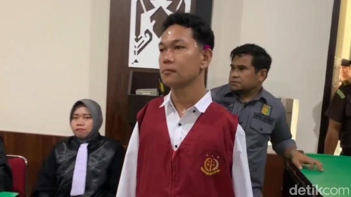I Wayan Agus Suartama alias IWAS sebelum menjalani sidang lanjutan kasus dugaan pelecehan seksual di Pengadilan Negeri (PN) Mataram, Kamis (23/1/2025). (Foto: Edi Suryansyah/detikBali)