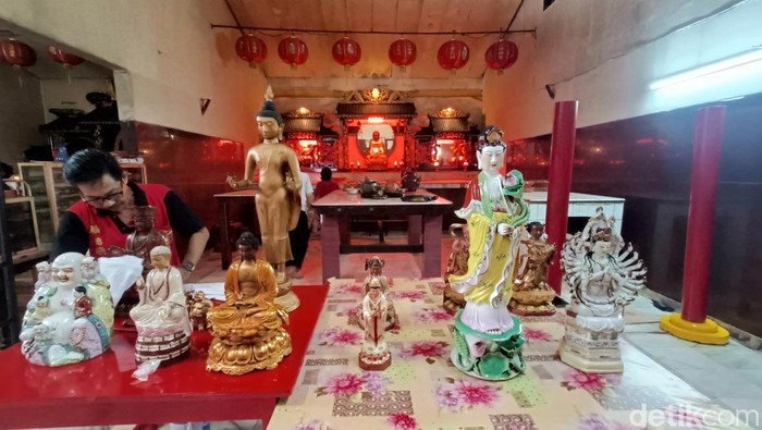 Umat Konghucu menggelar ritual Jamasan Sinbeng menjelang Hari Raya Imlek di Klenteng Hok Tik Bio kompleks Pasar Wage Purwokerto, Kabupaten Banyumas, Kamis (23/1/2025).
