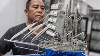 Kerajinan dari timah tersebut menjadi souvenir khas Bangka Belitung.