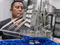 Intip Pembuatan Kerajinan dari Timah Khas Bangka