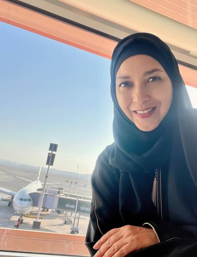 Selebriti Ira Wibowo mengungkapkan pengalamannya selama berada di Tanah Suci. Selama beribadah, Ira terlihat mengenakan hijab. Foto: Dok. Instagram @irawbw.