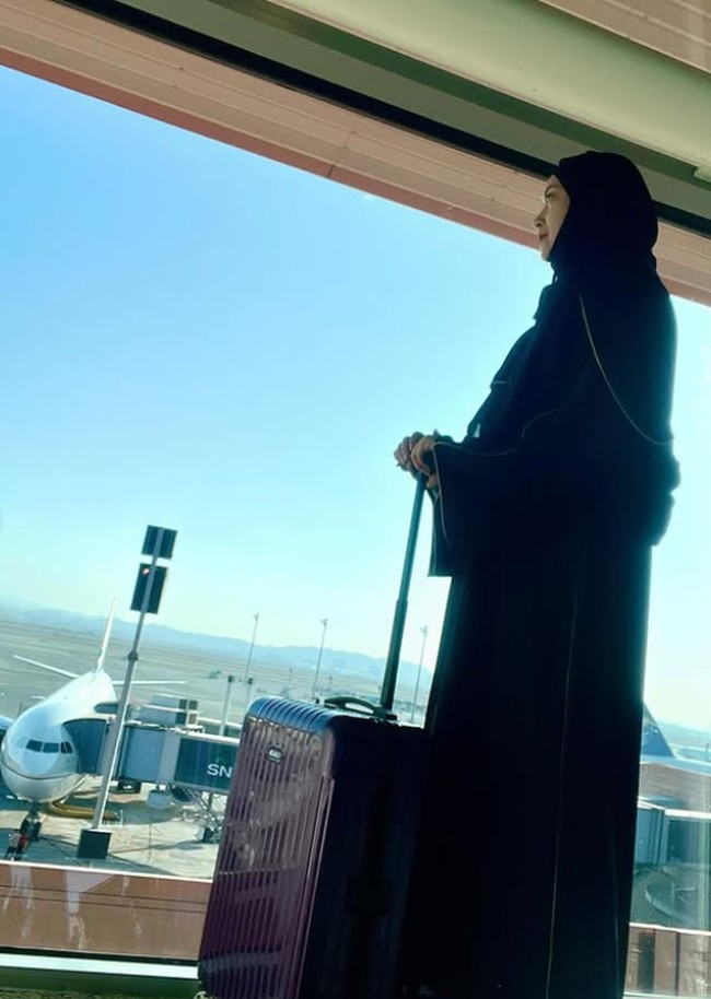 Melalui akun Instagramnya, wanita kelahiran 20 Desember 1967 ini membagikan momen keberangkatannya menjalani ibadah umrah pada akhir tahun 2024. Dalam foto ini, mantan istri Katon Bagaskara ini mengenakan hijab pashmina dengan abaya hitam. Foto: Dok. Instagram @irawbw.