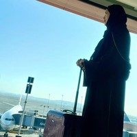 Melalui akun Instagramnya, wanita kelahiran 20 Desember 1967 ini membagikan momen keberangkatannya menjalani ibadah umrah pada akhir tahun 2024. Dalam foto ini, mantan istri Katon Bagaskara ini mengenakan hijab pashmina dengan abaya hitam. Foto: Dok. Instagram @irawbw.