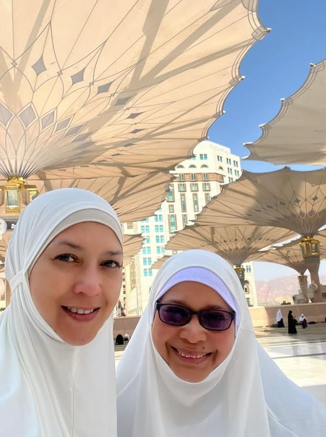 Saat di Masjid Nabawi, Madinah Ira mengunggah foto selfie tanpa makeup. Ia mengenakan hijab bergo warna putih dengan inner bahan kaus.  Foto: Dok. Instagram @irawbw.