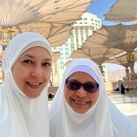 Saat di Masjid Nabawi, Madinah Ira mengunggah foto selfie tanpa makeup. Ia mengenakan hijab bergo warna putih dengan inner bahan kaus.  Foto: Dok. Instagram @irawbw.