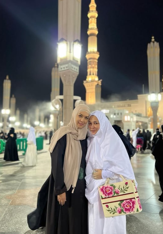 Penampilan Ira terlihat anggun saat menggunakan hijab pashmina warna nude dilengkapi dengan inner hijab. Ia memadukan hijab nude dengan abaya hitam. Foto: Dok. Instagram @irawbw.