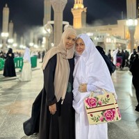 Penampilan Ira terlihat anggun saat menggunakan hijab pashmina warna nude dilengkapi dengan inner hijab. Ia memadukan hijab nude dengan abaya hitam. Foto: Dok. Instagram @irawbw.