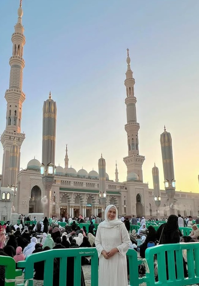 Mengabadikan momen di depan masjid Nabawi, Ira mengenakan gamis dengan hijab. Warganet pun memberikan ucapan doa untuknya. Masyaallah semoga menjadi umroh yang mabrur 🤲❤️❤️❤️, ucap akun @ijalricardo_official. Masya Allah Tabarakaallah kak Ira, Selamat menunaikan Ibadah umroh ya kak, semoga Mabrur, Aamiin 🤲🤲🤍🤍 saut akun @tiny.supartini.18.  Foto: Dok. Instagram @irawbw.