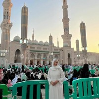 Mengabadikan momen di depan masjid Nabawi, Ira mengenakan gamis dengan hijab. Warganet pun memberikan ucapan doa untuknya. Masyaallah semoga menjadi umroh yang mabrur 🤲❤️❤️❤️, ucap akun @ijalricardo_official. Masya Allah Tabarakaallah kak Ira, Selamat menunaikan Ibadah umroh ya kak, semoga Mabrur, Aamiin 🤲🤲🤍🤍 saut akun @tiny.supartini.18.  Foto: Dok. Instagram @irawbw.