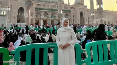 7 Potret Ira Wibowo Bikin Pangling Pakai Hijab saat Umrah, Banjir Pujian
