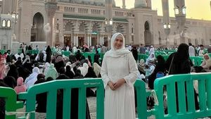 7 Potret Ira Wibowo Bikin Pangling Pakai Hijab saat Umrah, Banjir Pujian