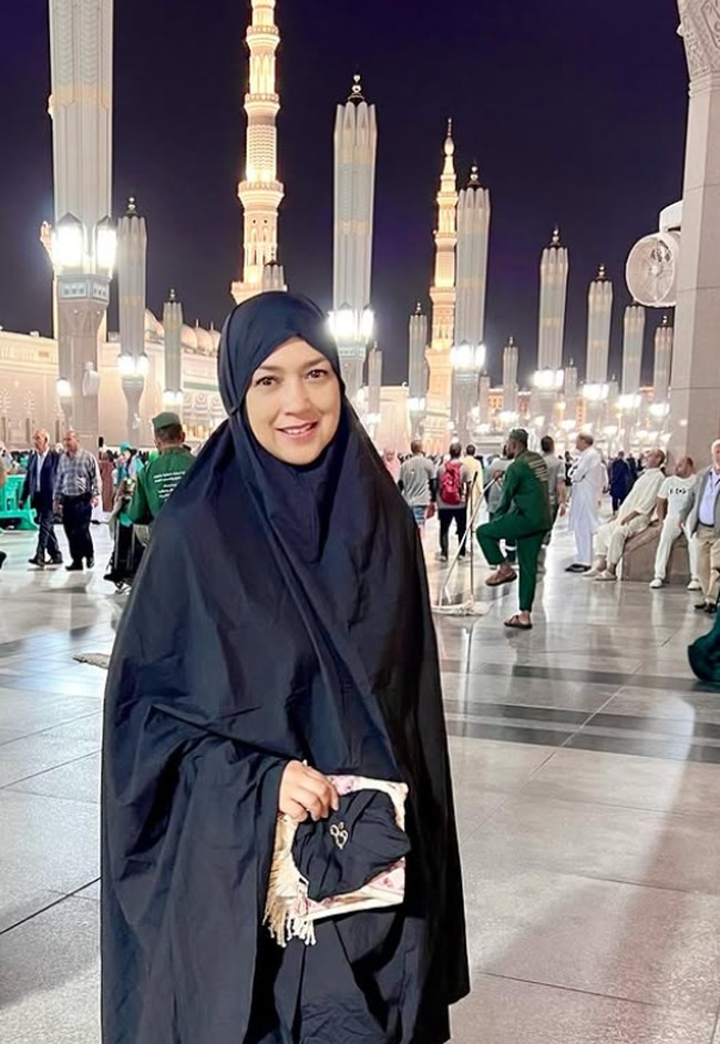 Selain itu, penampilan Ira Wibowo berhijab membuat warganet kagum. Cantik bgt mbak pakai iilbab, semoga terus pakai ya mbak, Aamiin Aamiin YRA, tulis akun @riniviyanti. MasyaAllah 😍 mb ira cantik bngt pke hijab kliatan muda bngt😍, puji akun @lyllawulan_478. Maa Syaa Allah,,, tabarakallah,,, pangling lihat mba ira pake hijab, tambah cantik, semoga tetap istiqomah mba 🤲❤️, timpal akun @yessi.mci.22. Foto: Dok. Instagram @irawbw.