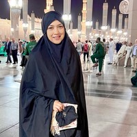 Selain itu, penampilan Ira Wibowo berhijab membuat warganet kagum. Cantik bgt mbak pakai iilbab, semoga terus pakai ya mbak, Aamiin Aamiin YRA, tulis akun @riniviyanti. MasyaAllah 😍 mb ira cantik bngt pke hijab kliatan muda bngt😍, puji akun @lyllawulan_478. Maa Syaa Allah,,, tabarakallah,,, pangling lihat mba ira pake hijab, tambah cantik, semoga tetap istiqomah mba 🤲❤️, timpal akun @yessi.mci.22. Foto: Dok. Instagram @irawbw.