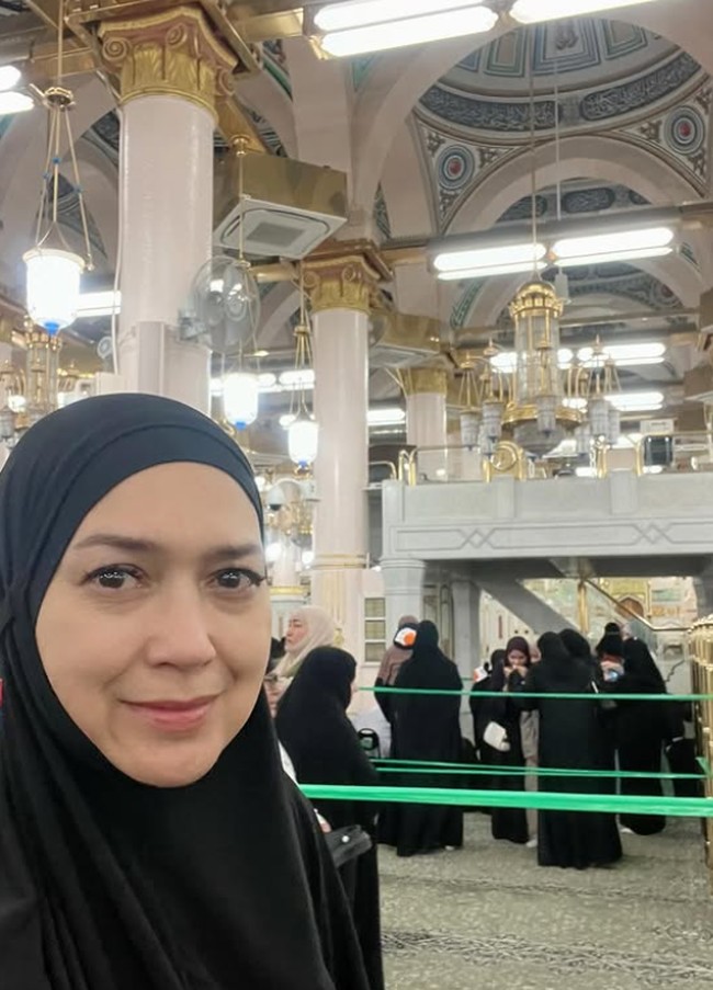 Pemain film Perahu Kertas 2 ini merasakan pengalaman yang sangat berharga dan istimewa selama di Madinah dan Mekkah. A journey unlike any other….❤️ Terimakasih ya Allah, menjelang akhir tahun lalu, aku diberi kesempatan utk melakukan perjalanan yg sangat teristimewa ini 🙏❤️ Berada di kota Rasulullah SAW, apalagi di masjid Nabawi, rasanya sungguh begitu tenang dan damai…shalawat terus berkumandang di hati…Madinah al-Munawwarah…kota yang bercahaya…memang auranya terasa sungguh beda dengan semua tempat yg pernah kudatangi… tulis Ira. Foto: Dok. Instagram @irawbw.