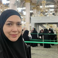 Pemain film Perahu Kertas 2 ini merasakan pengalaman yang sangat berharga dan istimewa selama di Madinah dan Mekkah. A journey unlike any other….❤️ Terimakasih ya Allah, menjelang akhir tahun lalu, aku diberi kesempatan utk melakukan perjalanan yg sangat teristimewa ini 🙏❤️ Berada di kota Rasulullah SAW, apalagi di masjid Nabawi, rasanya sungguh begitu tenang dan damai…shalawat terus berkumandang di hati…Madinah al-Munawwarah…kota yang bercahaya…memang auranya terasa sungguh beda dengan semua tempat yg pernah kudatangi… tulis Ira. Foto: Dok. Instagram @irawbw.