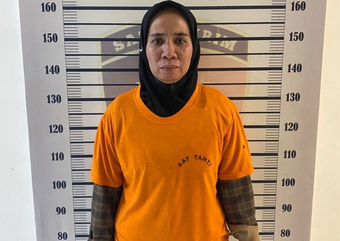 J, Istri Serka Holmes mengenakan baju tahanan (Foto: Istimewa)