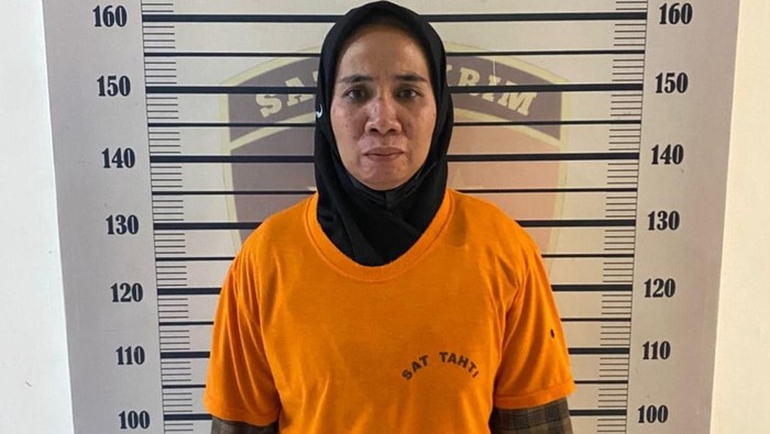 J, Istri Serka Holmes mengenakan baju tahanan (Foto: Istimewa)