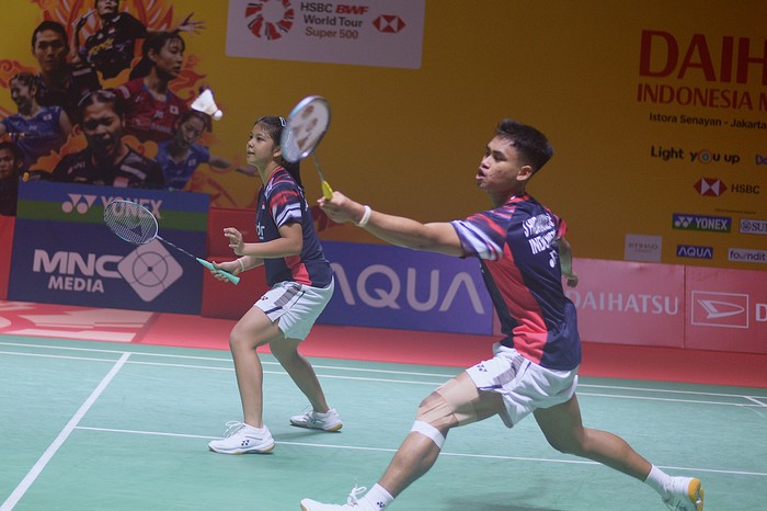 Pebulu tangkis ganda campurn Indonesia Jafar Hidayatullah/FAN Pasaribu  mengembalikan kok saat melawan ganda campuran Malaysia Chen Tang Jie/Toh Ee Wei pada babak 16 besar Daihatsu Indonesia Masters 2025 di Istora Senayan, Jakarta, Kamis (23/1/2025).