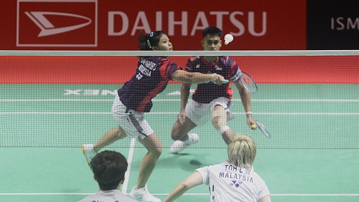 Pebulu tangkis ganda campurn Indonesia Jafar Hidayatullah/FAN Pasaribu mengembalikan kok saat melawan ganda campuran Malaysia Chen Tang Jie/Toh Ee Wei pada babak 16 besar Daihatsu Indonesia Masters 2025 di Istora Senayan, Jakarta, Kamis (23/1/2025).