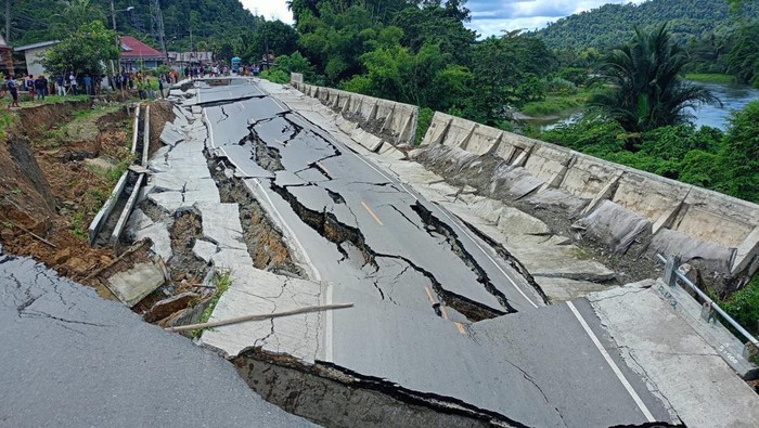 Jalan Trans Sulawesi di Poso amblas.