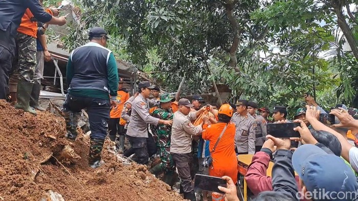 Jasad Nadin, korban longsor di Jombang saat ditemukan