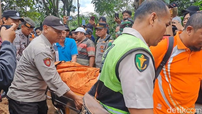 Jasad Nadin, korban longsor di Jombang saat ditemukan