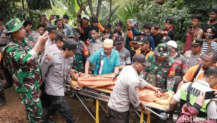 Jasad Nadin, korban longsor di Jombang saat ditemukan