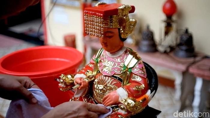 Jemaat Bersihkan Patung Dewa Klenteng Tri Dharma