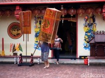 Jelang Imlek Kelenteng Tri Dharma Sumber Naga Bersolek, Patung Dewa Dibersihkan