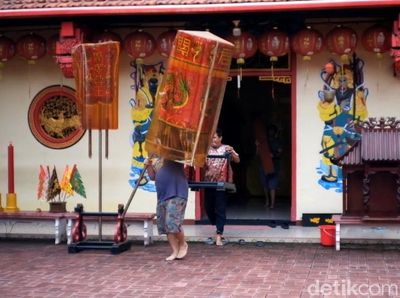 Jelang Imlek Kelenteng Tri Dharma Sumber Naga Bersolek, Patung Dewa Dibersihkan