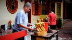 Jelang Imlek Kelenteng Tri Dharma Sumber Naga Bersolek, Patung Dewa Dibersihkan