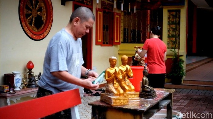 Jemaat Bersihkan Patung Dewa Klenteng Tri Dharma