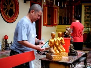 Kelenteng Tri Dharma Sumber Naga Kota Probolinggo Bersolek Jelang Imlek