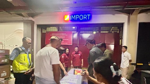 Peti jenazah PMI asal Badung, diantar petugas sampai di kargo Bandara I Gusti Ngurah Rai, Bali, Kamis petang tadi.