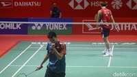 Jonatan tampak ingin segera memastikan kemenangannya dengan melakukan jump smash untuk menutup permainan 21-15.  
