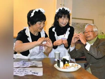 Kafe Pelayan di Jepang Ini Cuma Terima Pelayan 65 Tahun ke Atas!