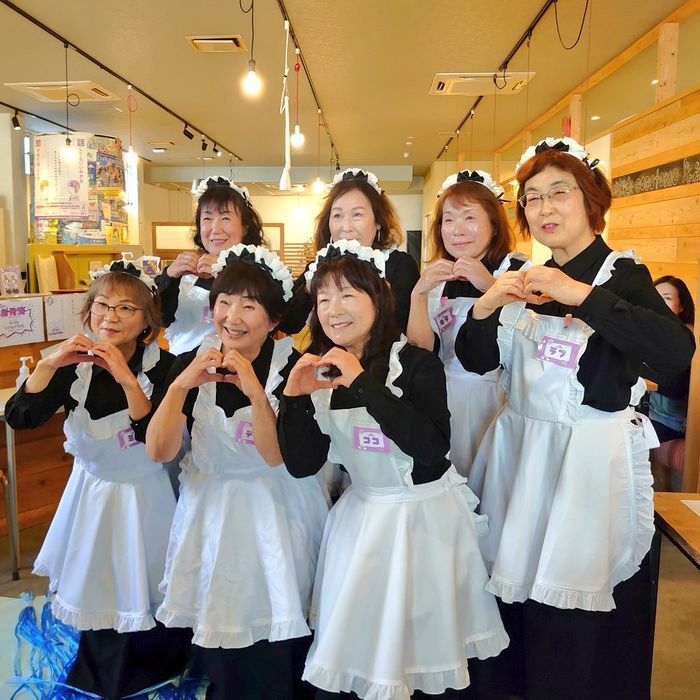 Kafe Pelayan di Jepang Ini Cuma Terima Pelayan 65 Tahun ke Atas!