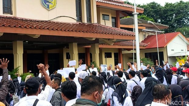 Kantor DPRD Demak didemo guru honorer yang meminta diangkat jadi PPPK, Kamis (23/1/2025).