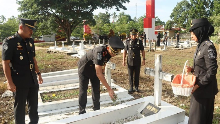 Kantor Wilayah Direktorat Jenderal Imigrasi Sulawesi Barat (Sulbar) menggelar upacara tabur bunga di TMP Rea Timur Polman.