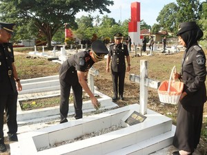 Imigrasi Sulbar Ziarah ke TMP Rea Timur Polman Peringati Hari Bhakti ke-75