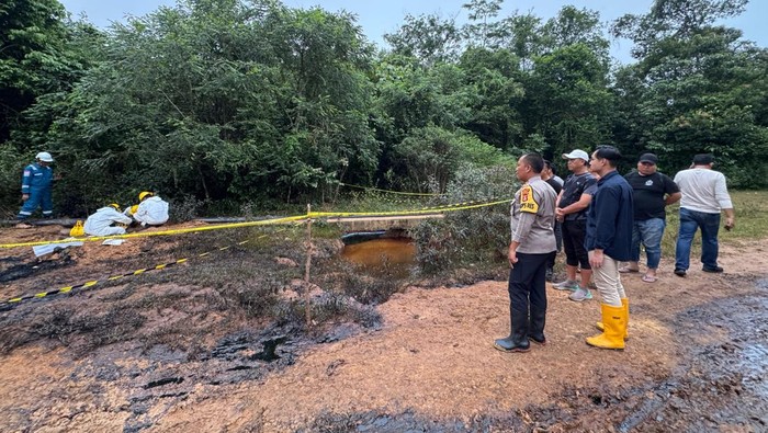 Kapolres PALI meninjau lokasi pipa minyak mentah yang bocor.