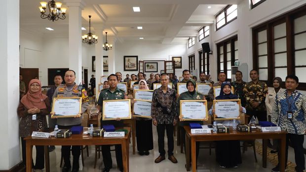 Kapolresta Malang Kota Kombes Pol Nanang Haryono saat menerima penghargaan dari KPPN Kapolresta Malang Kota Kombes Pol Nanang Haryono saat menerima penghargaan dari KPPN
