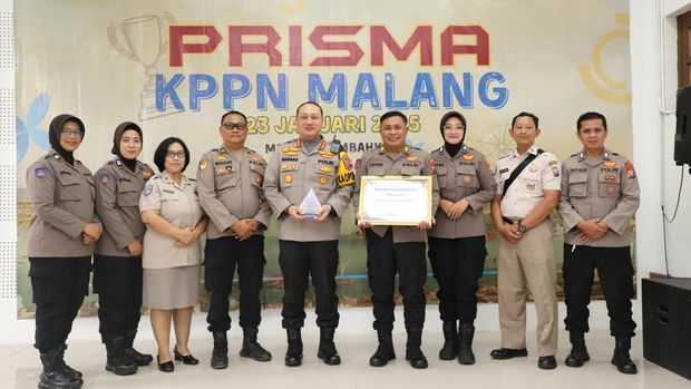 Kapolresta Malang Kota Kombes Pol Nanang Haryono saat menerima penghargaan dari KPPN Kapolresta Malang Kota Kombes Pol Nanang Haryono saat menerima penghargaan dari KPPN