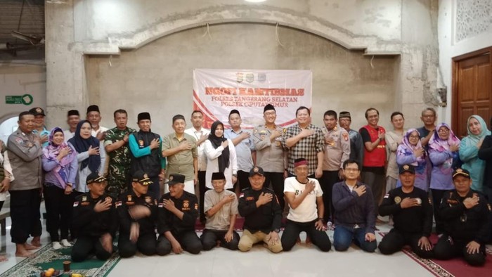 Kapolsek Ciputat Timur Kompol Bambang Askar Sodiq berdialog dengan warga seputar masalah kamtibmas.