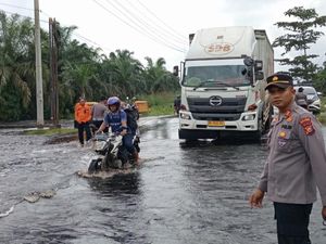 Jalintim Sumatera di Pelalawan Terendam Banjir, Polisi Pasang Rambu-Siaga 24 Jam