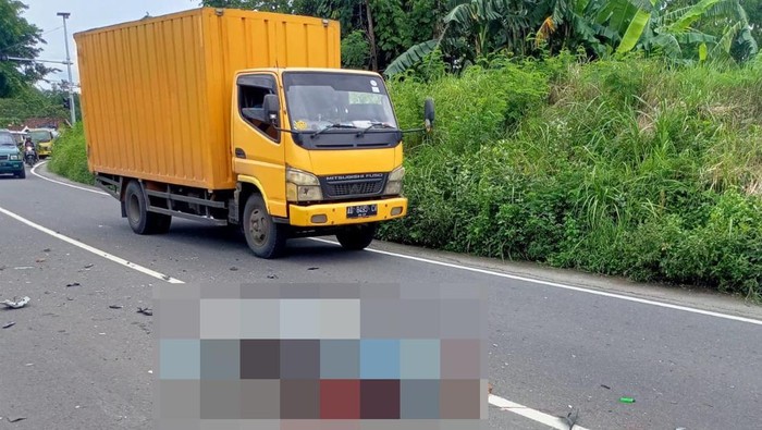 Kecelakaan di Mojokerto, motor adu banteng dengan truk sebabkan 1 orang meninggal.
