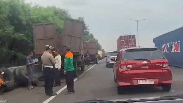 Kecelakaan truk kontainer dan dump truck di Tol JORR Cakung-Rorotan (dok. ist)