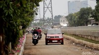 Selain kolam retensi, kawasan sekitar juga ditata salah satunya ditanami tanaman. Sebelumnya bahu jalan di belakang Pasar Gedebage ini kerap dijadikan lokasi pembuangan sampah liar.